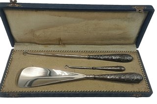 800 Silber Schnürhaken für Mieder oder Schuhe + Schuhlöffel im Etui um 1900